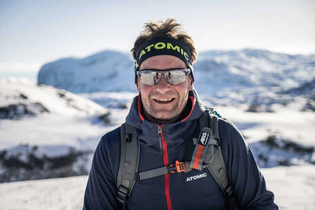 Bergführer in winterlicher Landschaft, bereit für Skitourenabenteuer in den Alpen.